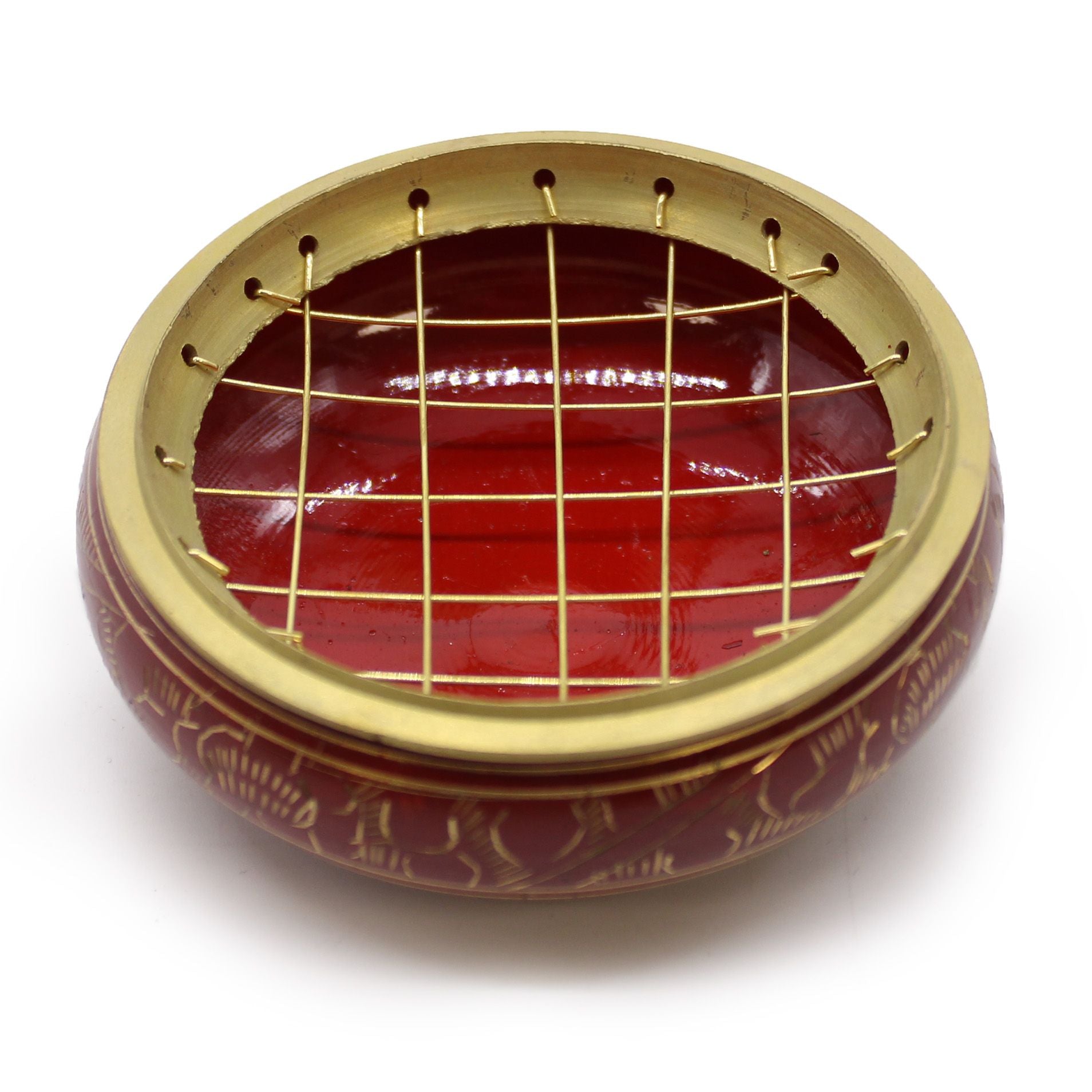 Détail du brûleur d’encens rouge en laiton avec grille or pour charbon, chakra racine, vue du dessus