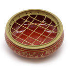 Détail du brûleur d’encens orange en laiton avec grille or pour charbon, chakra sacré, vue du dessus