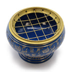Détail du brûleur d’encens en laiton bleu avec grille or pour charbon, chakra 3ème oeil, vue du dessus