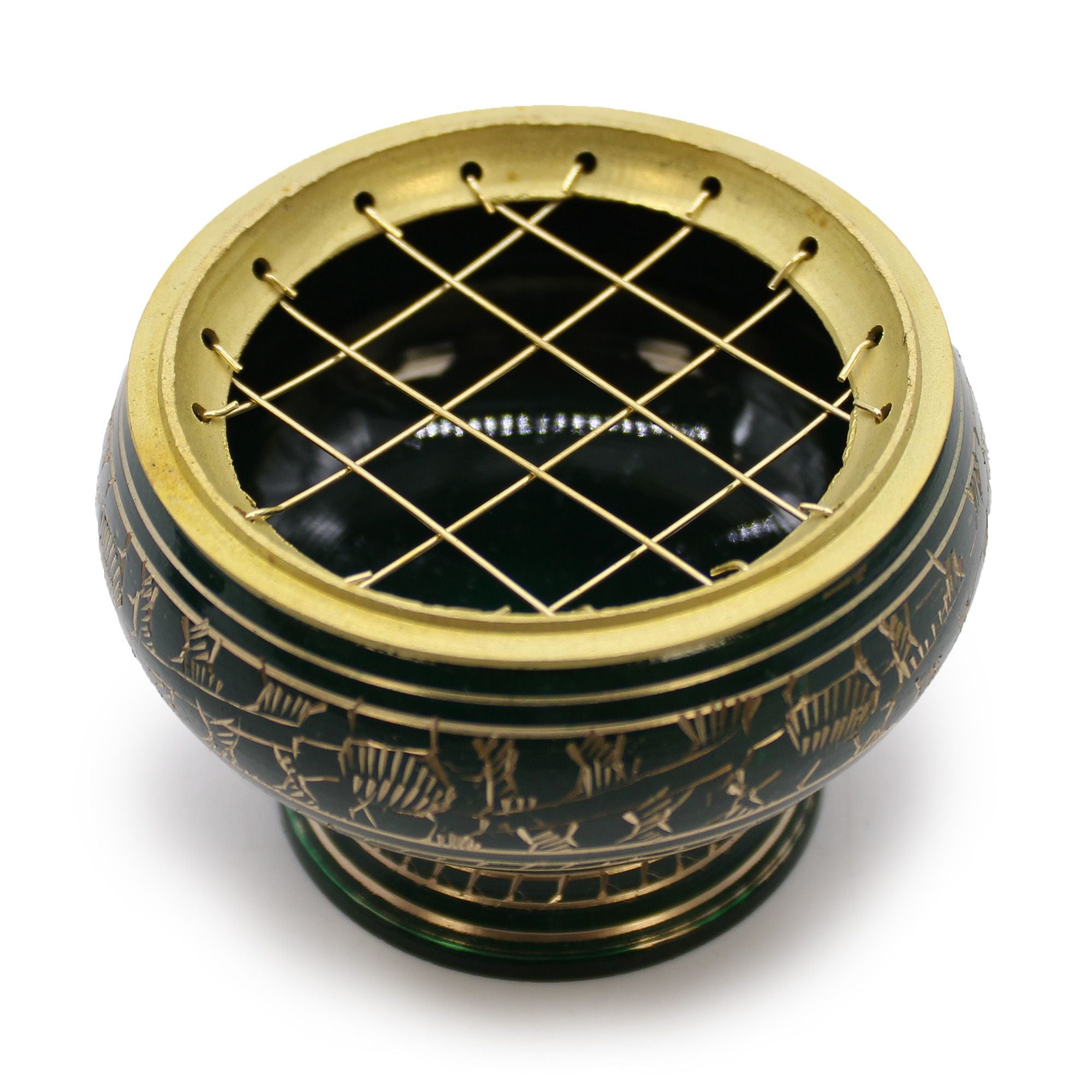 Détail du brûleur d’encens vert en laiton avec grille or pour charbon, chakra coeur, vue du dessus