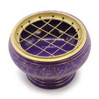 Détail du brûleur d’encens en laiton violet avec grille or pour charbon, chakra couronne, vue du dessus