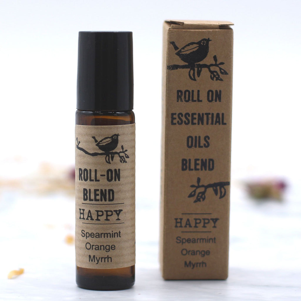 Flacon roll-on huiles essentielles Happy 10 ml et packaging naturel pour rituel de bien-être et relaxation