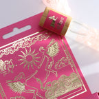 Roll-on Les amoureux aux huiles essentielles et pierre naturelle de quartz rose posé sur son coffret tarot.