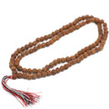 Mala en perles de rudraksha naturelles composé de 108 perles avec pompon rouge et blanc, présenté sur fond blanc.