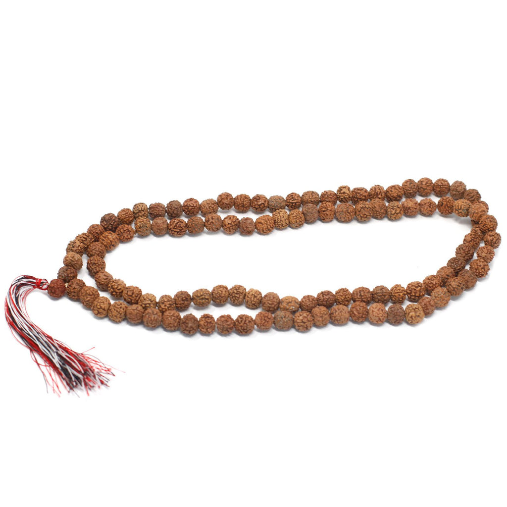 Vue complète d’un mala en rudraksha composé de 108 perles naturelles avec pompon rouge et blanc sur fond clair.