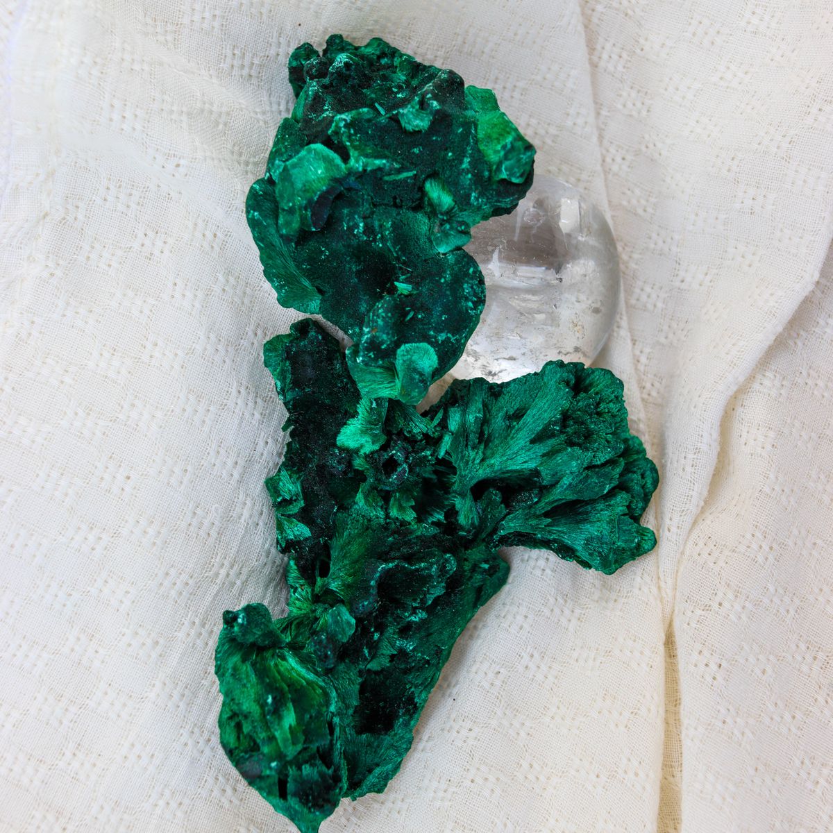 Malachite sur tissu blanc