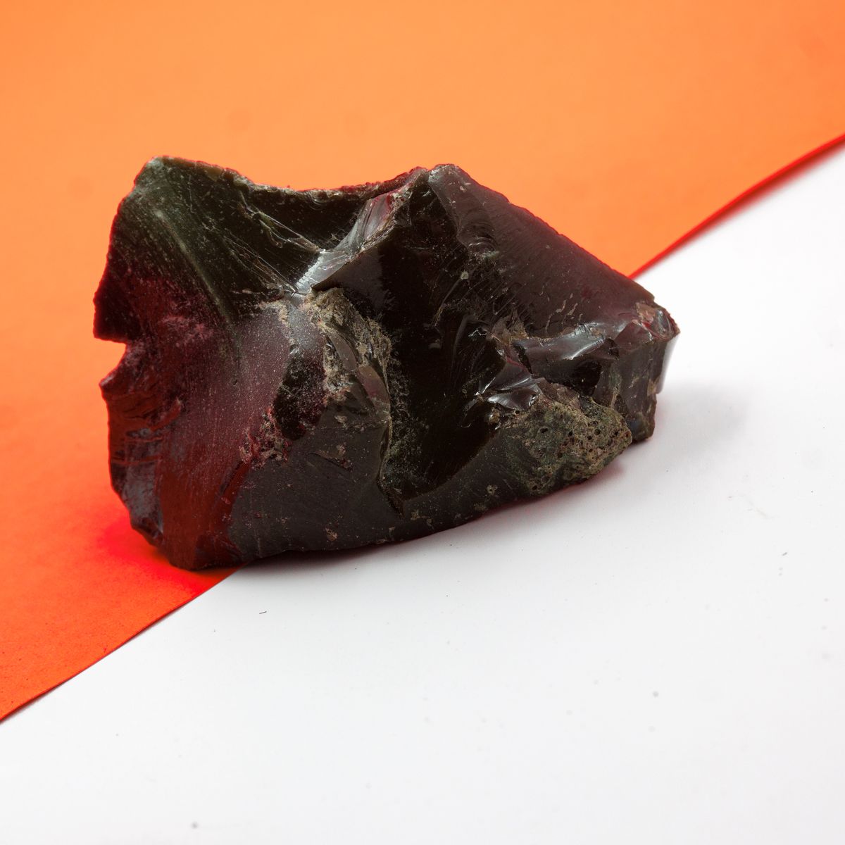 Pierre d'obsidienne brute sur fond clair