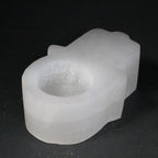 Photophore en selenite forme hamsa symbole de protection diffusant une energie douce et apaisante
