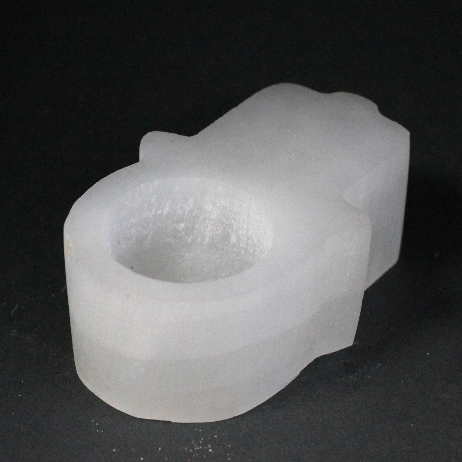 Photophore en selenite forme hamsa symbole de protection diffusant une energie douce et apaisante