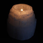 Photophore en selenite avec flamme de bougie creant une ambiance chaleureuse et relaxante