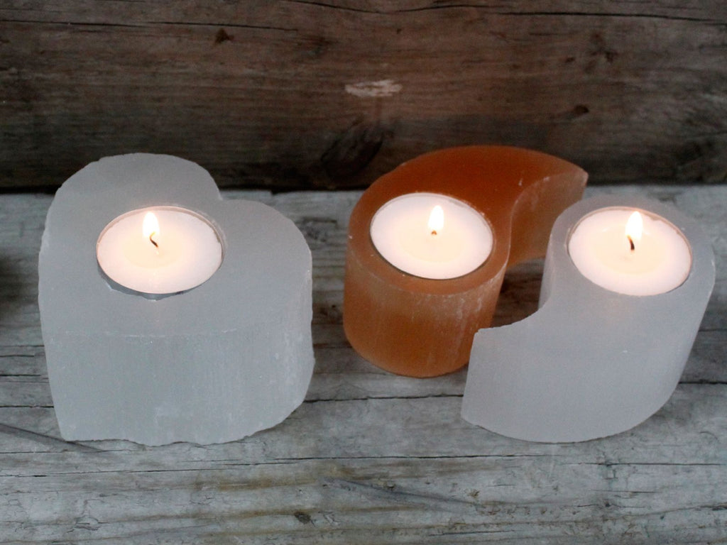 Photophore yin yang en selenite utilise en decoration pour une ambiance apaisante et equilibree
