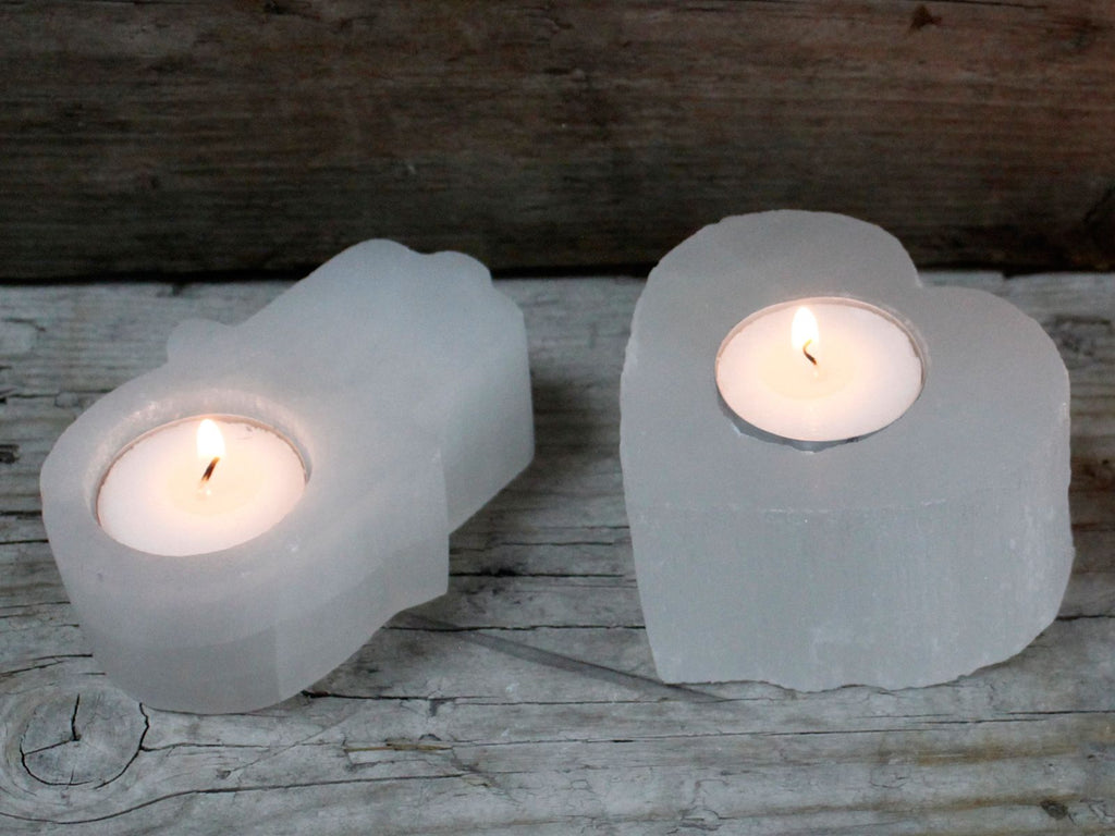 Deux photophores en selenite hamsa allumes pour une ambiance zen et harmonieuse dans la maison
