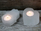 Deux photophores en selenite hamsa allumes pour une ambiance zen et harmonieuse dans la maison
