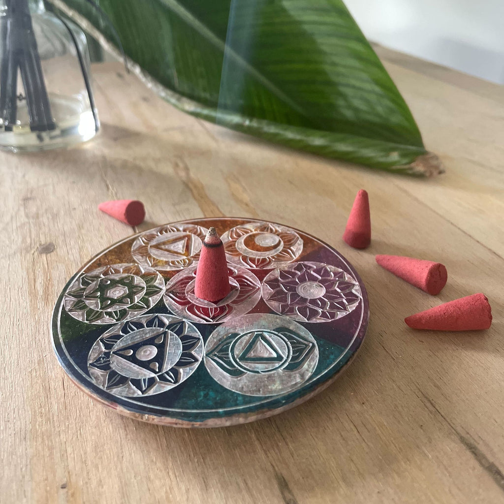 Porte-Encens Soapstone 7 Chakras avec cône d’encens et décor végétal, objet spirituel pour harmonisation et purification.