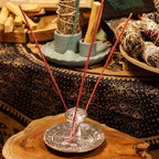 Porte-encens champignon argenté avec plusieurs bâtons d’encens allumés, parfait pour rituel énergétique et ambiance zen.