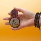 Petit porte-encens Hamsa 9x6 cm en pierre tenu en main, idéal pour autel personnel et pratique de méditation.