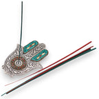 Porte-encens Hamsa vert avec bâton d’encens allumé, utilisé pour rituel de méditation et purification énergétique dans un espace bien-être.