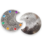 Porte-encens Lune 7 Chakras recto verso en aluminium, support stable pour encens standard et rituel d’alignement énergétique.