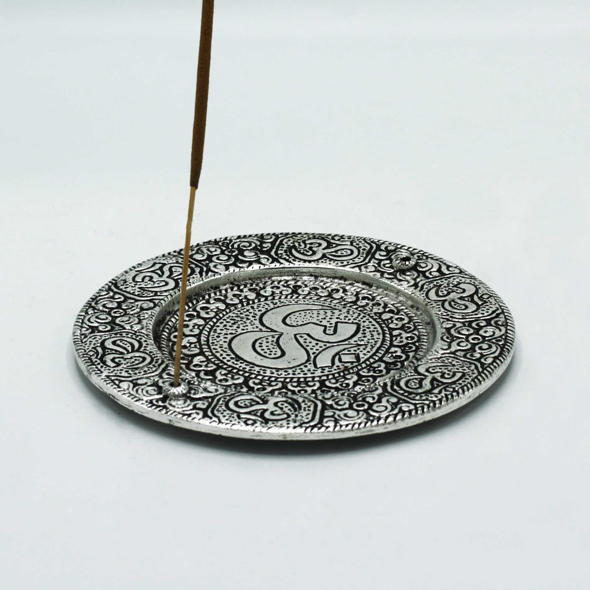 Porte-encens Om rond en métal avec bâton d’encens allumé, support méditation pour créer une atmosphère apaisante et harmonieuse.