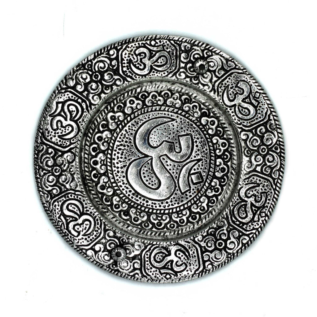 Porte-encens Om rond 11 cm en métal gravé, vue de face, idéal pour rituel de méditation et décoration spirituelle zen.