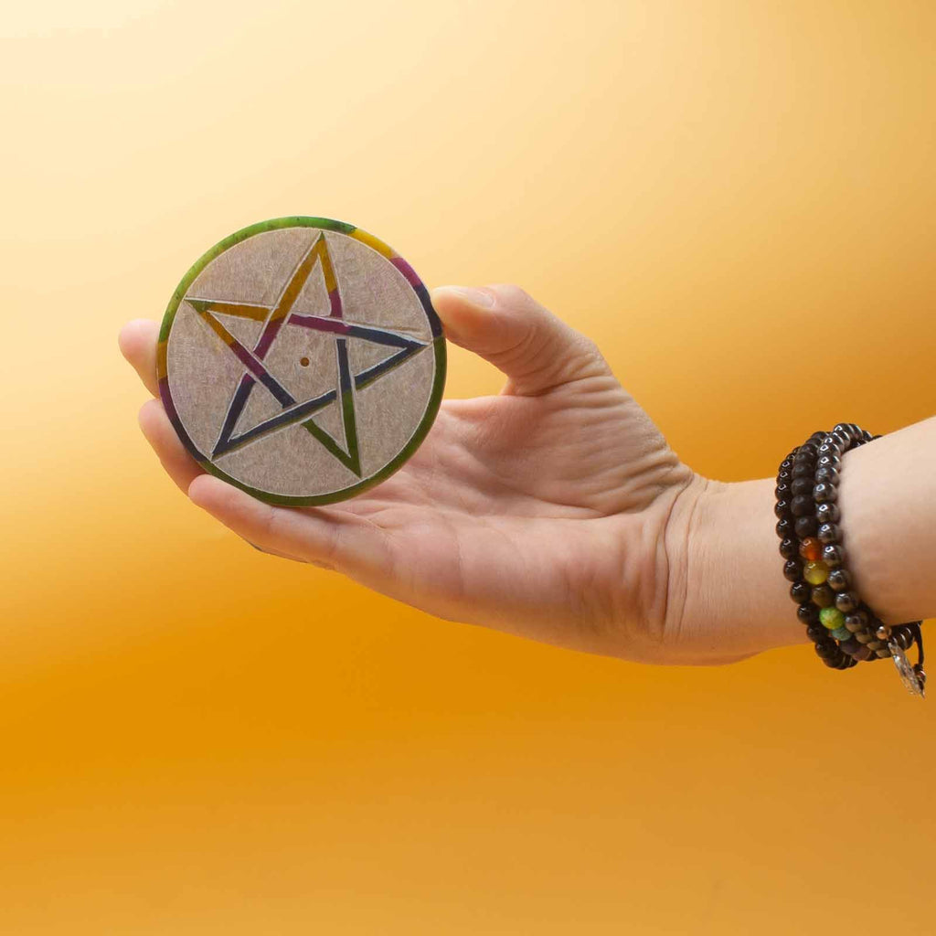 Petit porte-encens pentagramme 8 cm en pierre tenu en main, idéal pour rituel personnel et méditation quotidienne.