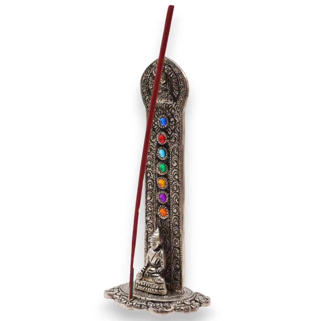 Porte-encens Tour Bouddha 7 Chakras avec bâton d’encens inséré, support vertical pour pratique de méditation et ambiance spirituelle apaisante.