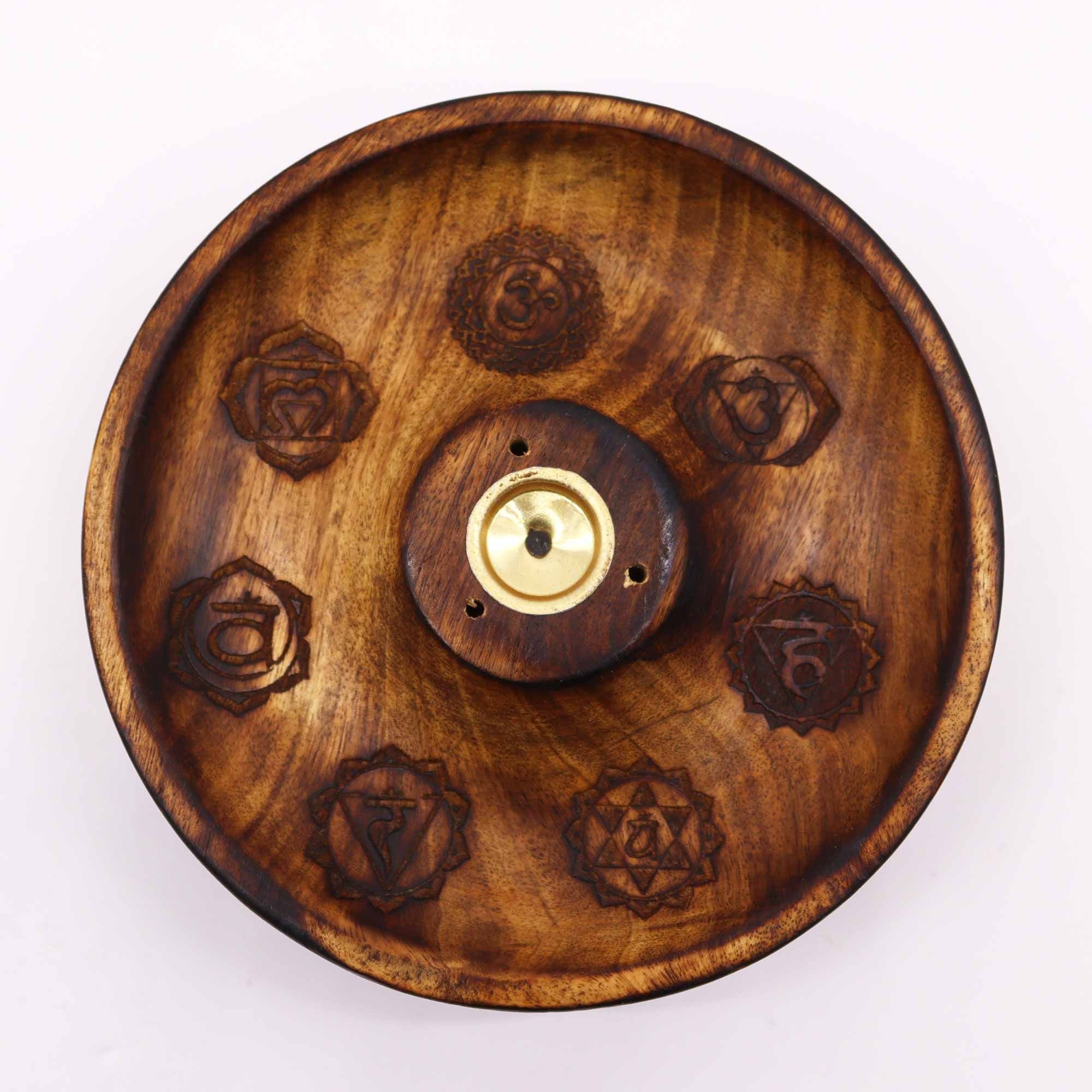 porte encens en bois naturel avec gravures représentant les 7 chakras autour du support central pour encens bâtons et cônes