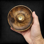 porte encens en bois naturel avec symbole hamsa gravé tenu dans la main montrant le support central pour bâtons et cônes d encens utilisé pour méditation et relaxation