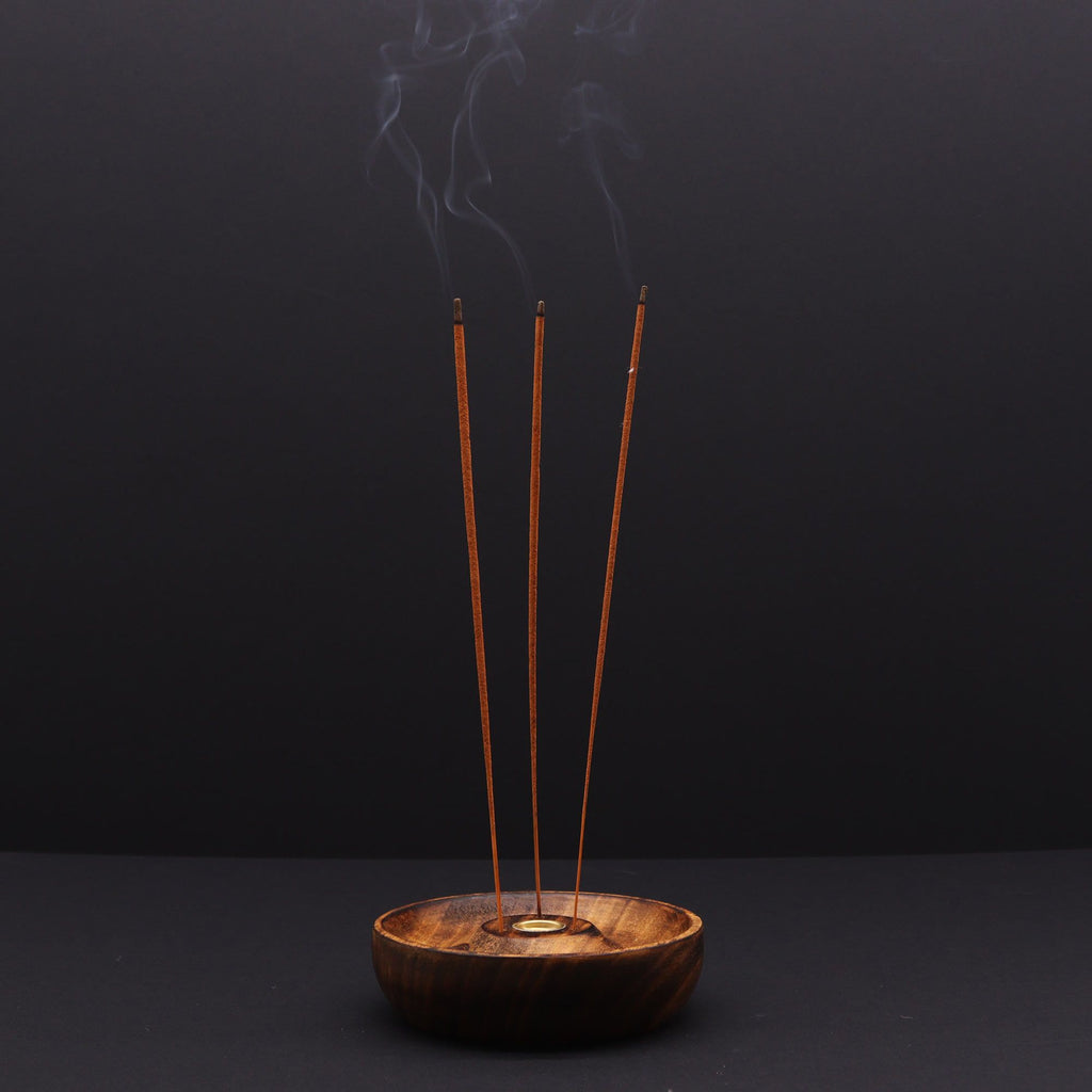 porte encens en bois naturel avec trois bâtons d encens allumés diffusant une fumée apaisante créant une atmosphère méditation et relaxation