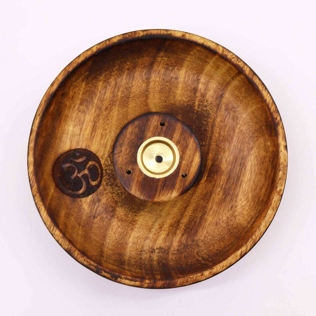 porte encens rond en bois naturel avec symbole om gravé au centre permettant de brûler encens bâtons et cônes pour créer une ambiance zen