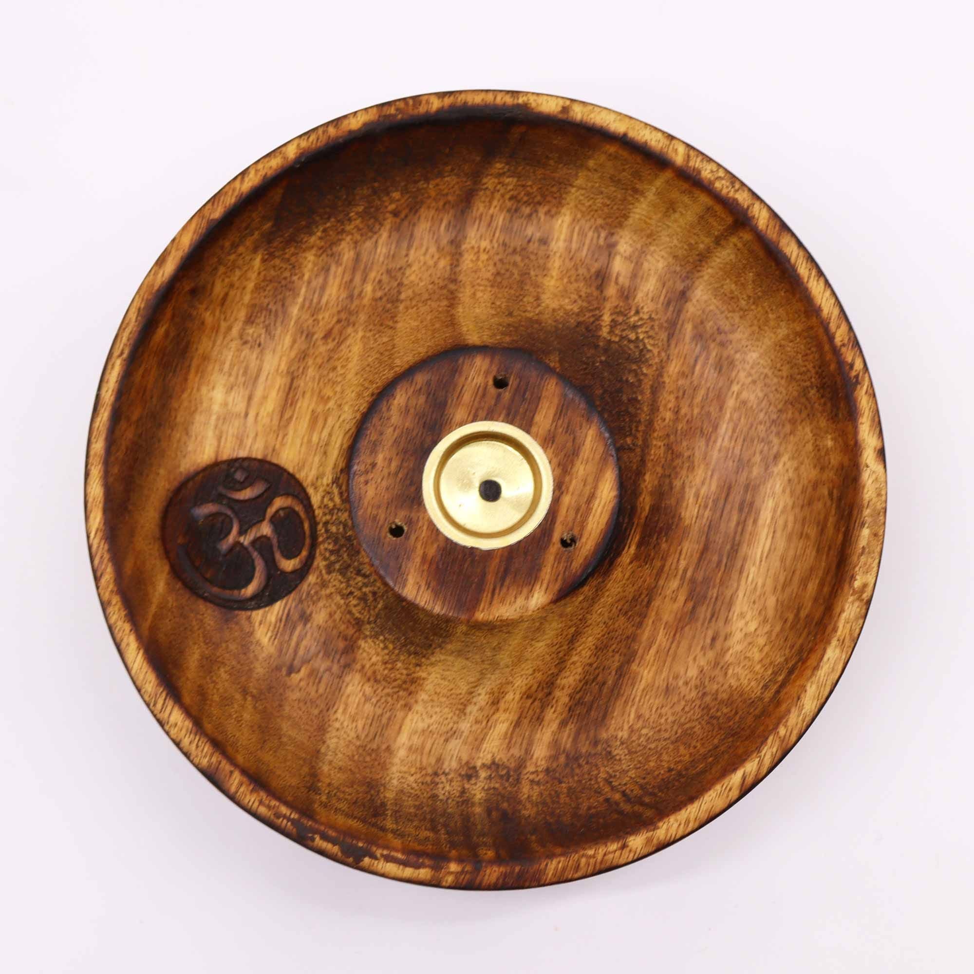 porte encens rond en bois naturel avec symbole om gravé au centre permettant de brûler encens bâtons et cônes pour créer une ambiance zen