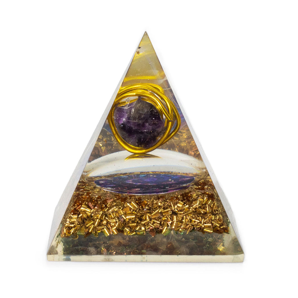 pyramide orgonite avec amethyste centrale symbole de calme et equilibre