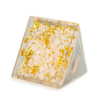 base pyramide orgonite avec quartz brut et paillettes dorees