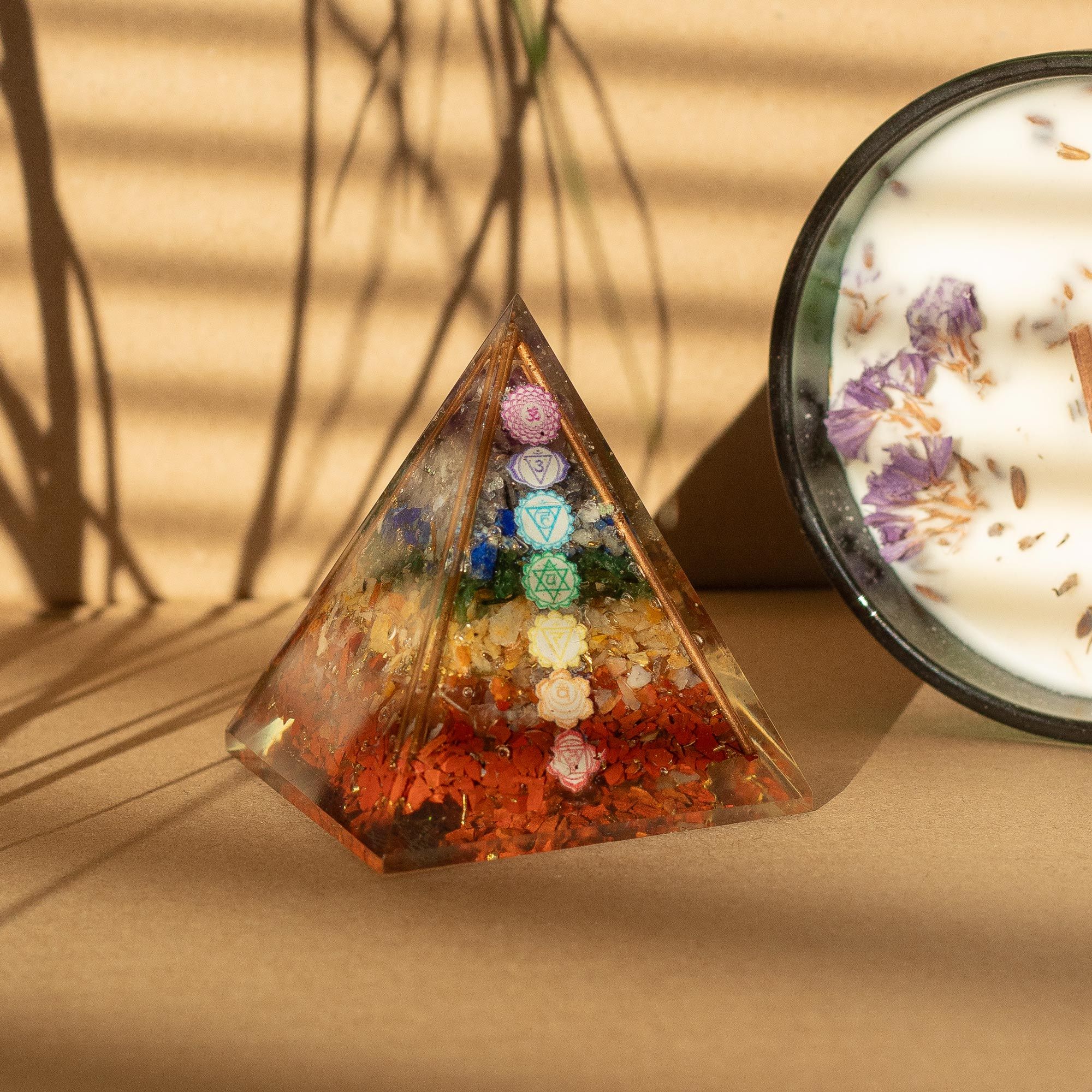 pyramide orgonite chakras dans un espace meditation et bien etre