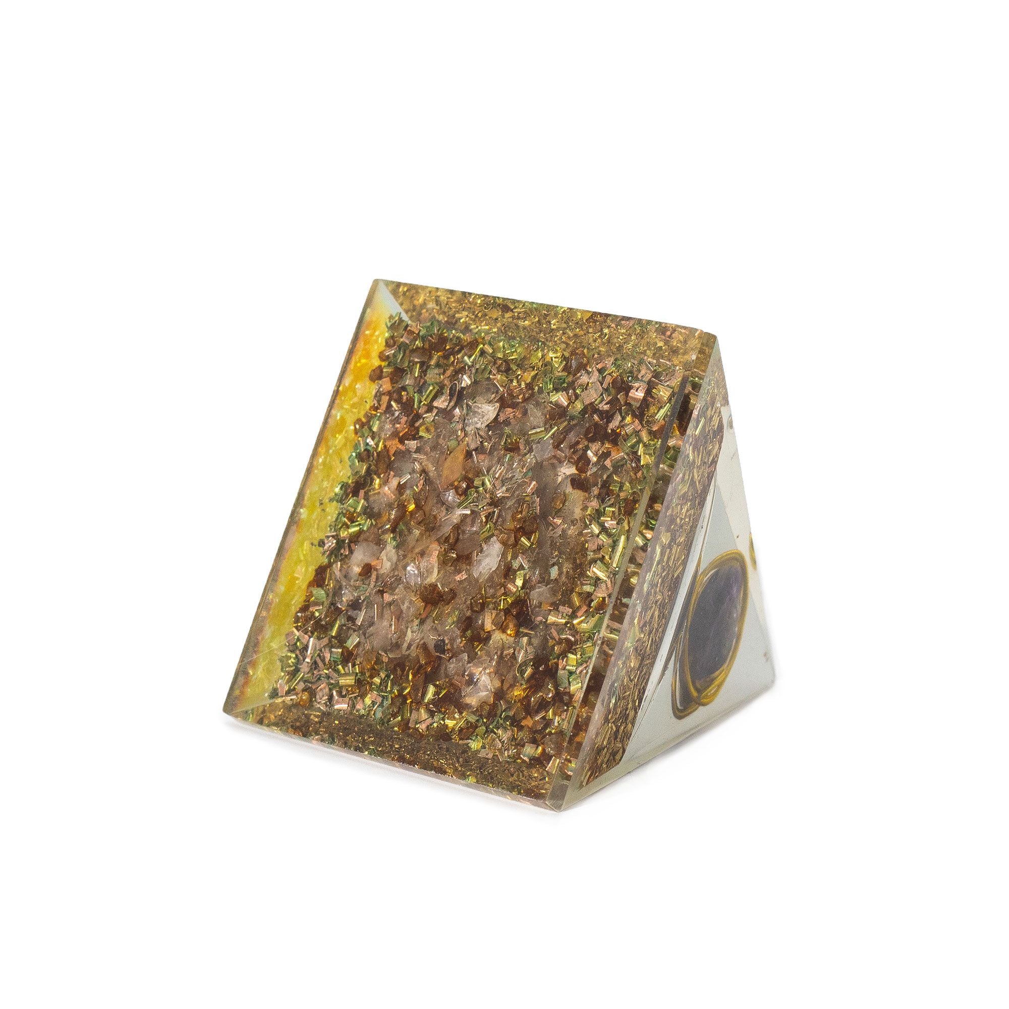 pyramide orgonite avec copeaux de cuivre et amethyste vue detail structure