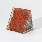 pyramide orgonite avec copeaux de cuivre et pierres naturelles vue detail
