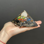 pyramide orgonite tenue dans la main format compact objet energie protection