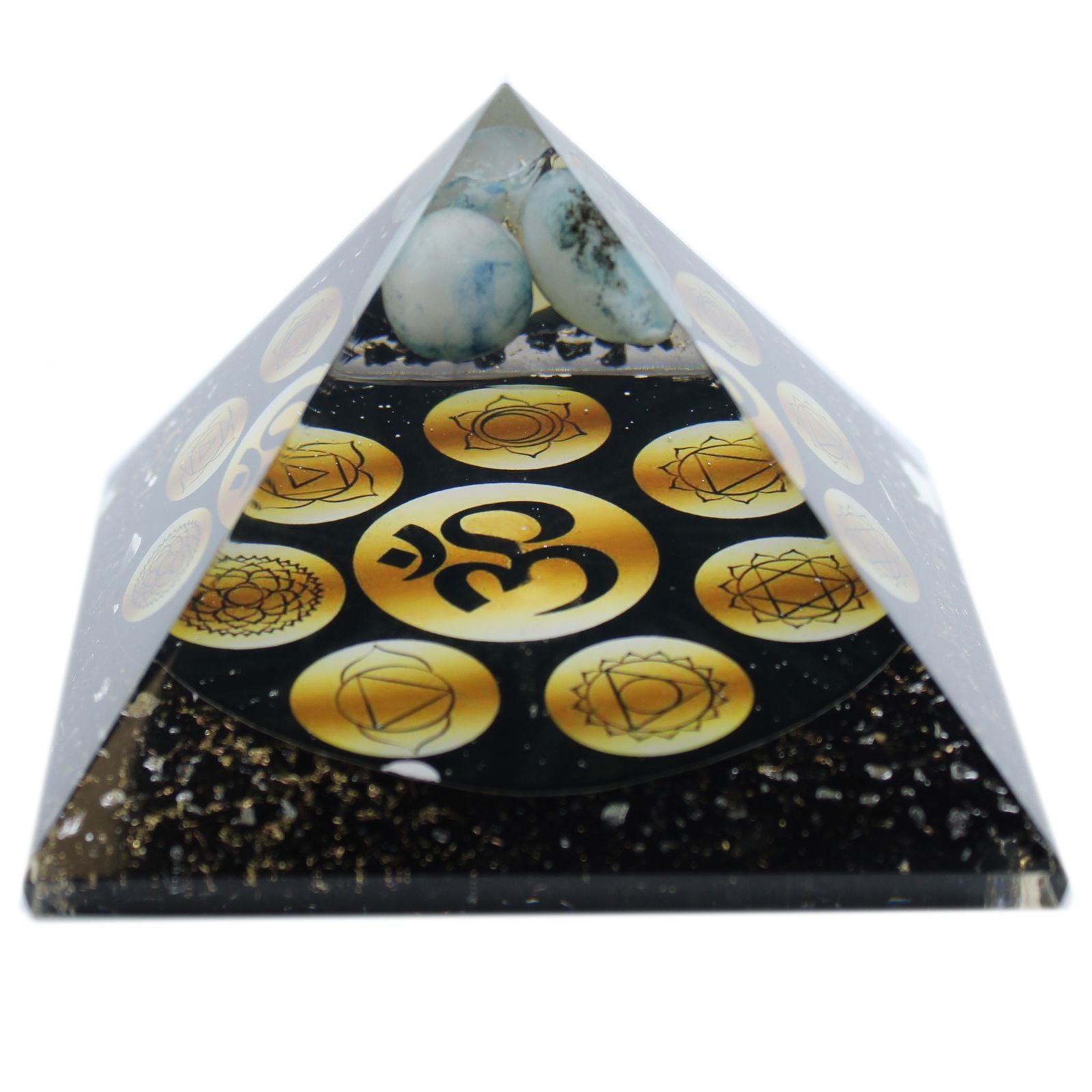 pyramide orgonite midnight avec symbole om et chakras energie spirituelle