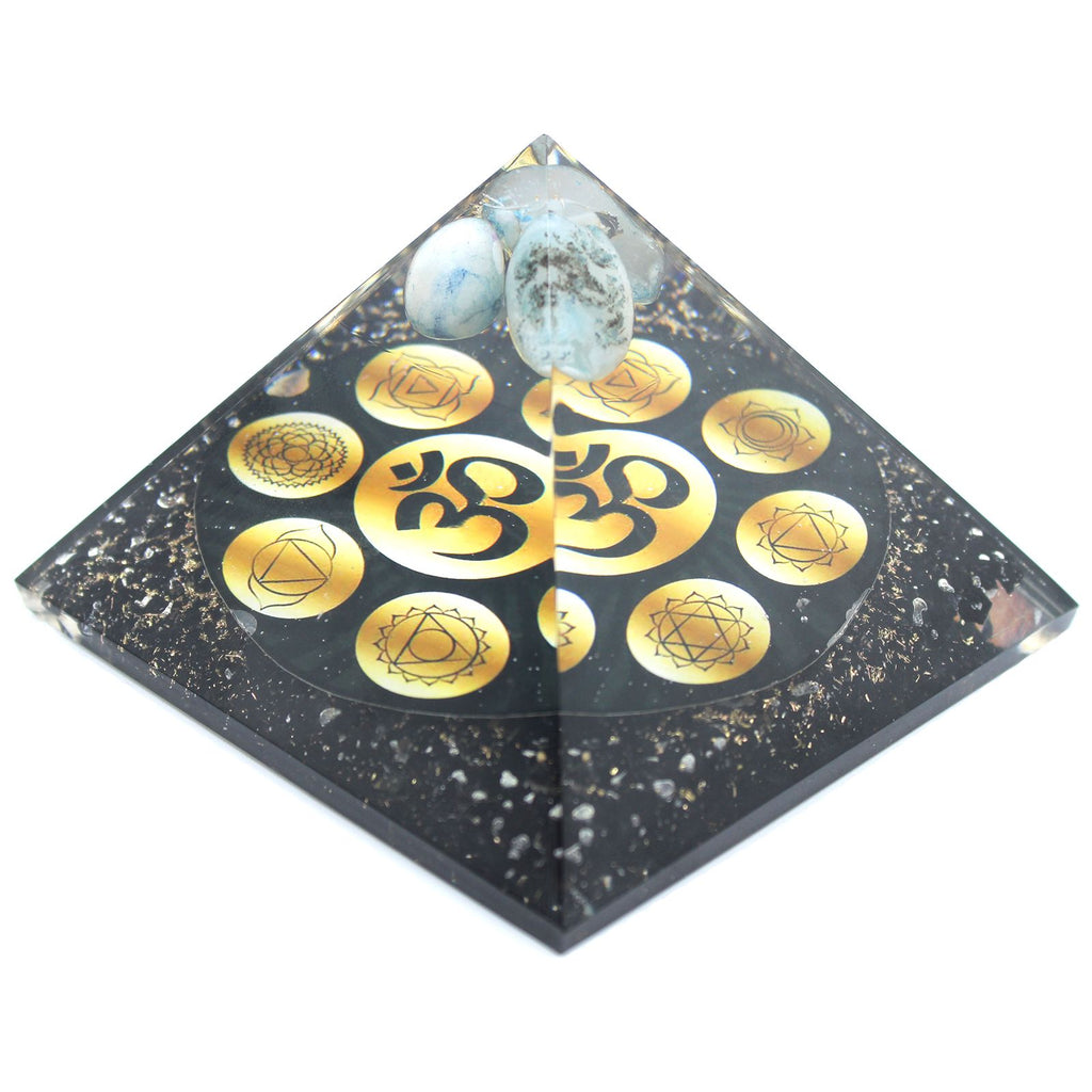 pyramide orgonite symbole om avec geometrie sacree et chakras alignes
