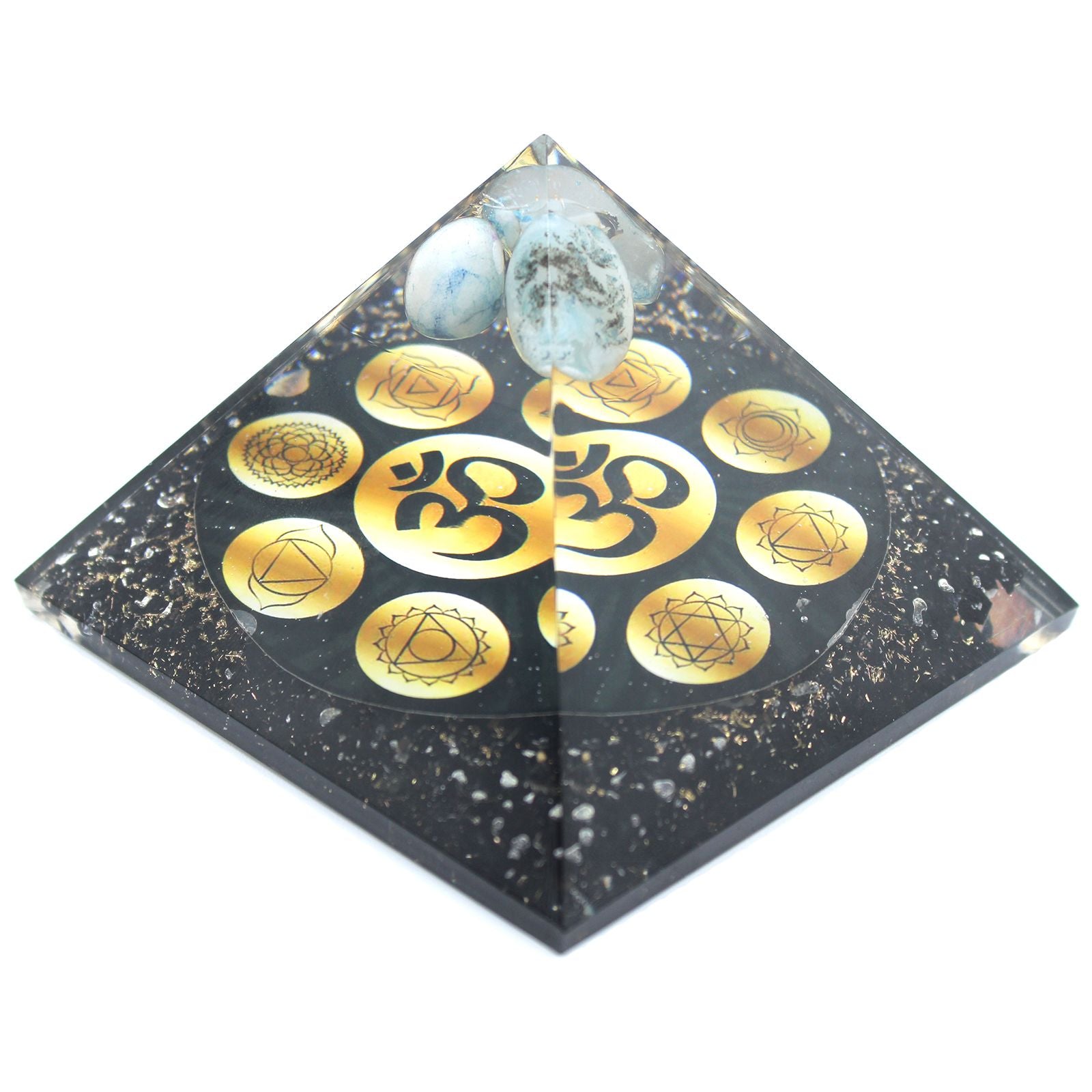 pyramide orgonite symbole om avec geometrie sacree et chakras alignes
