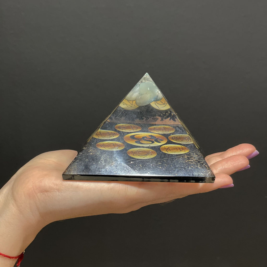pyramide orgonite om chakra tenue dans la main objet meditation et elevation