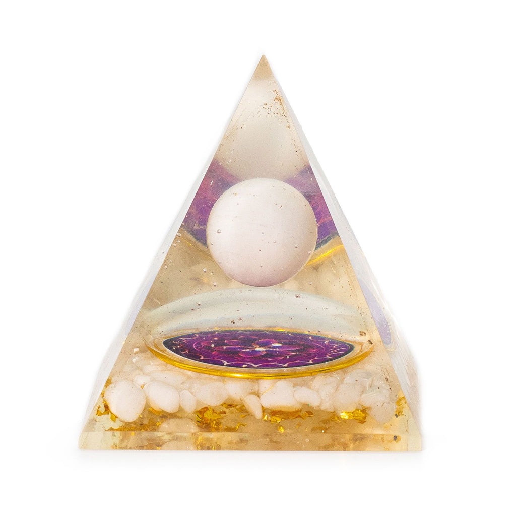 pyramide orgonite avec sphere de quartz au centre design epure
