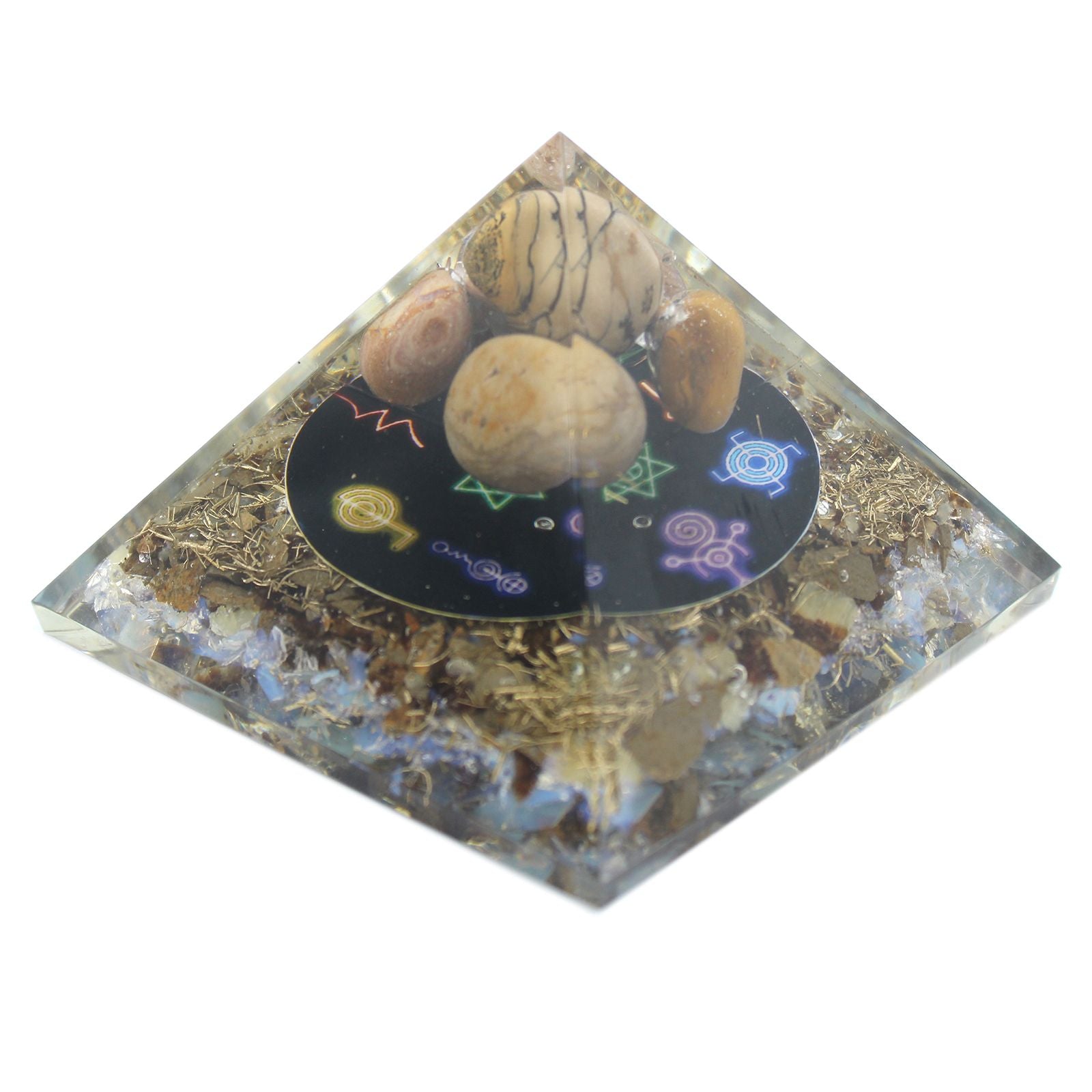 pyramide orgonite reiki vue dessus avec symboles spirituels et energie harmonisee