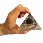 pyramide orgonite tortue tenue dans la main objet spirituel equilibre et ancrage