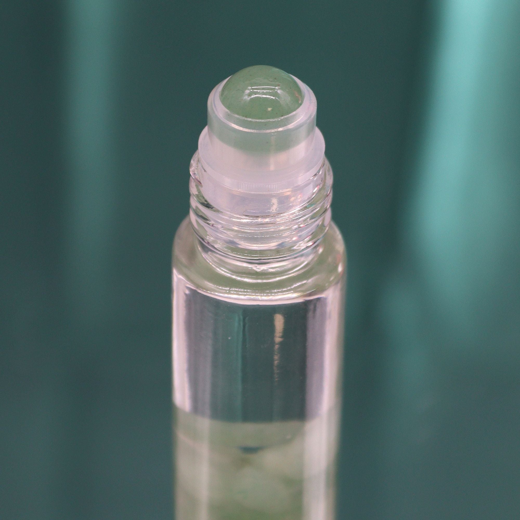 Roll-on aux huiles essentielles avec bille applicatrice et pierre naturelle d’aventurine
