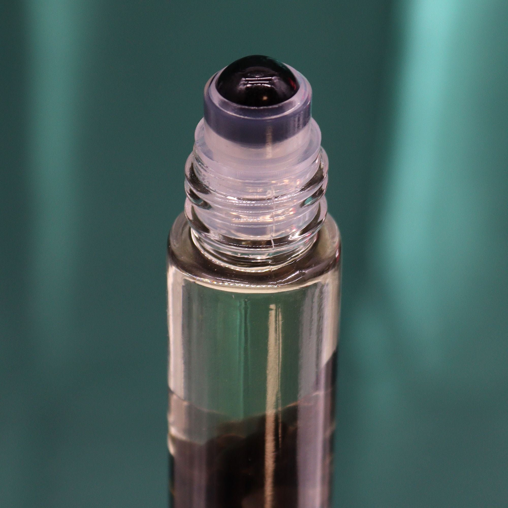 Roll-on aux huiles essentielles avec bille applicatrice et pierre naturelle de tourmaline