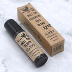Roll-on d’huiles essentielles Sommeil 10 ml posé avec son étui carton sur fond clair – mélange aromathérapie relaxation