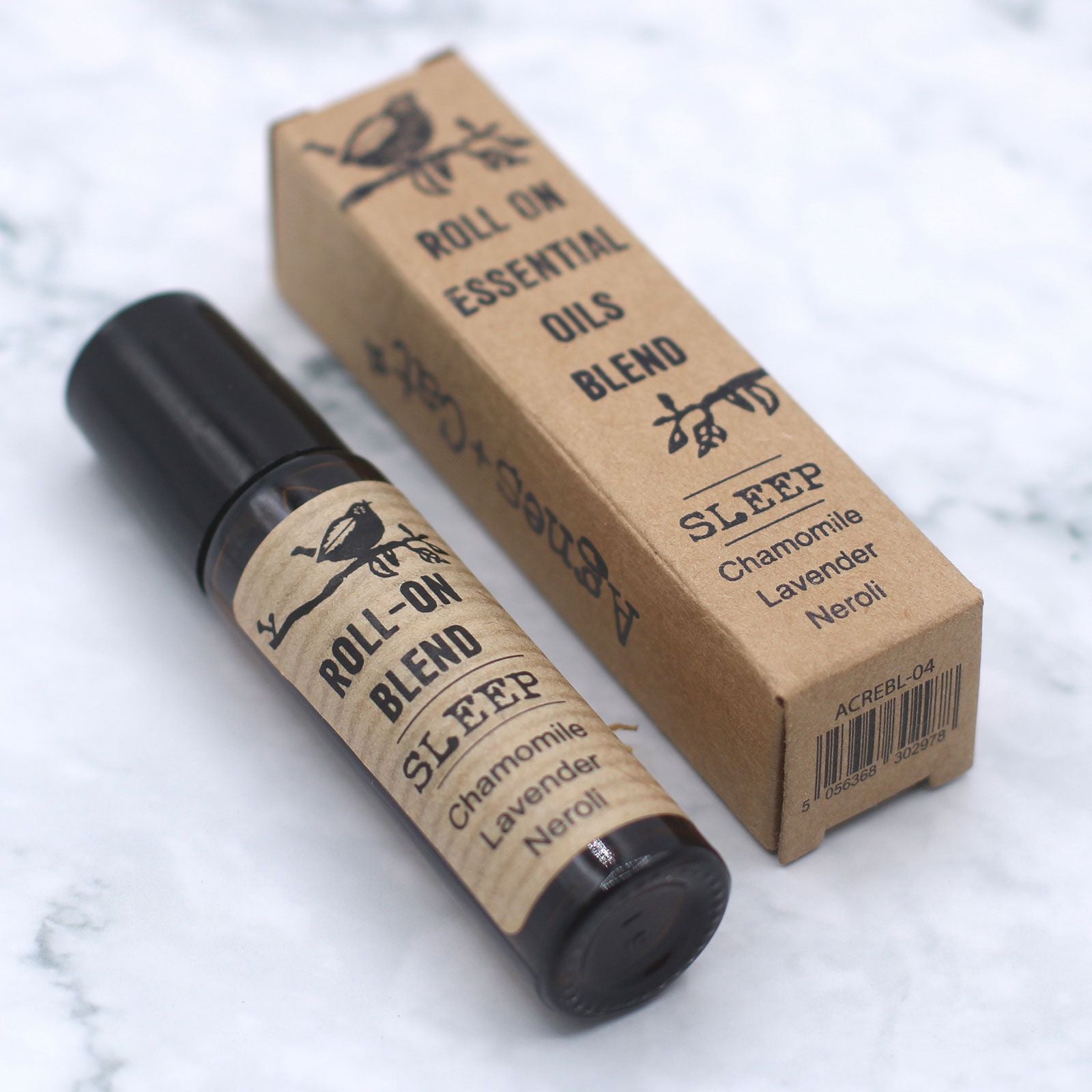 Roll-on d’huiles essentielles Sommeil 10 ml posé avec son étui carton sur fond clair – mélange aromathérapie relaxation