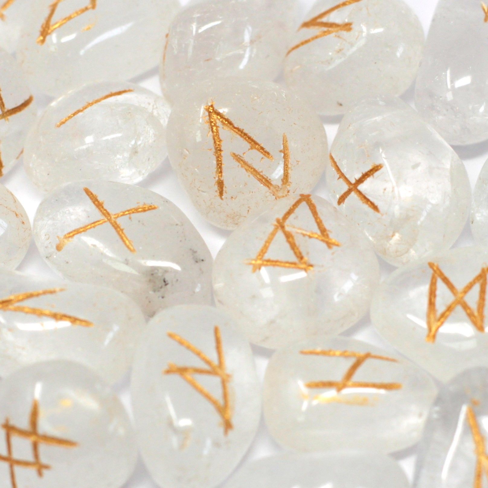 details des runes cristal de roche avec symboles graves