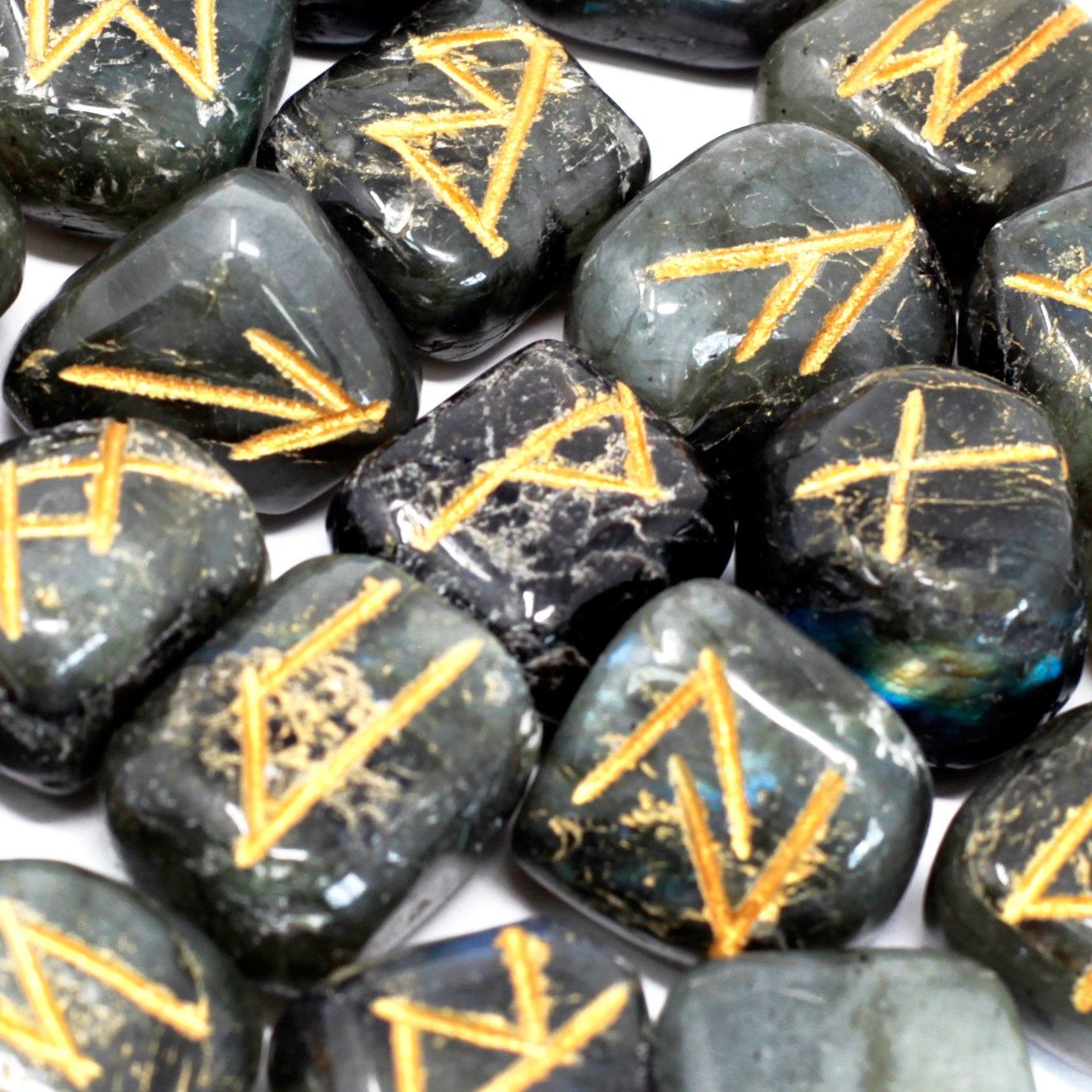 pierres runiques labradorite avec reflets et gravures